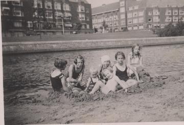 Strandje spelen aan de waterkant bij het zandland