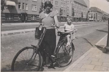 Op de fiets op de Stadionweg / hoek \Jasonstraat
