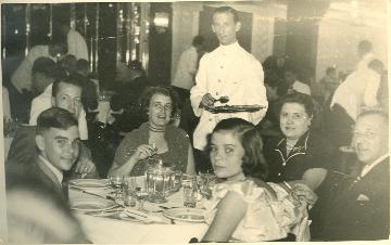 Captain's dinner aan boord van de Johan van Oldenbarneveldt