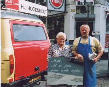 Harm en Elly voor hun winkel