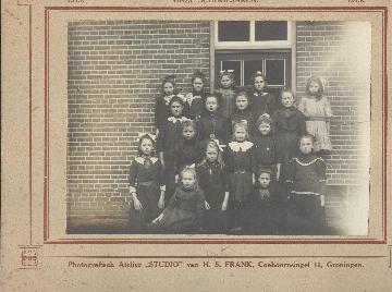 meisjesklas van katholieke school in Brabant