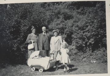 Opa en oma met moeder Luijendijk en de twee kinderen Joke (inde kinderwagen) en Tineke