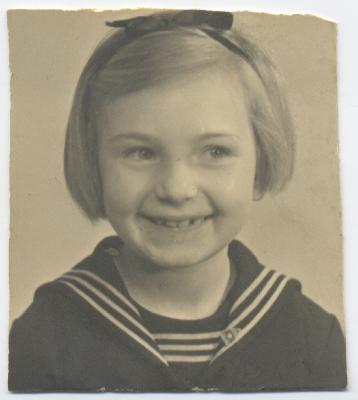 Meisje in kostschooluniform