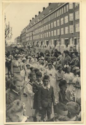 Eerste Communiecantjes in optocht naar de kerk