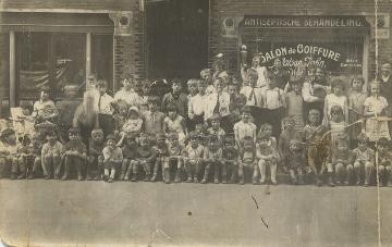 De kinderen van de Jan Steenschool in de Jan Steenstraat in Amsterdam
