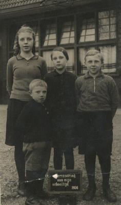 Schoolfoto van twee zusjes en twee broertjes in Musselkanaal (Groningen)