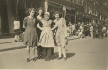 Bevrijdingsfeest in Amsterdam, georganiseerd door de Albert Cuypstraatbuurt