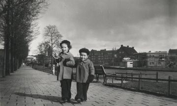 Broer en Zus op de Bernhard Zweerskade