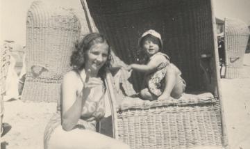 Moeder en dochter op het strand in Zandvoort