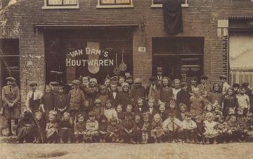 Groepsfoto in de Daniel Stalpertstraat in Amsterdam