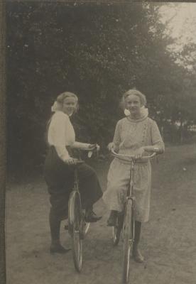 Twee bakvissen op de fiets