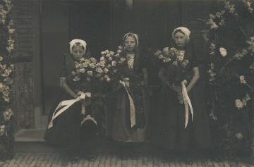 Drie Zeeuws-Vlaamse meisjes in Axels costuum