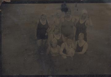 Groepsportret in badpak aan zee