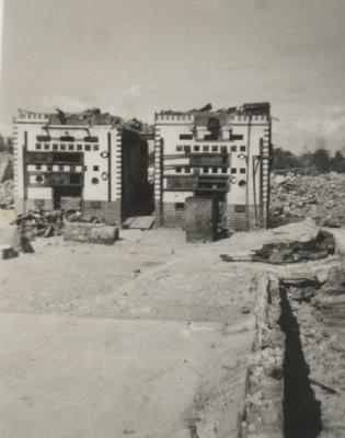 Bakkersovens op de ruines van het gebombardeerde Rotterdam
