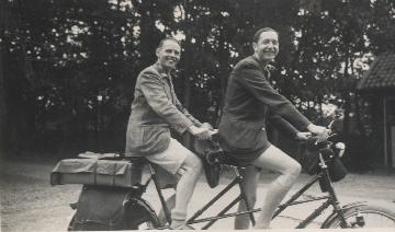 Twee heren op een tandem