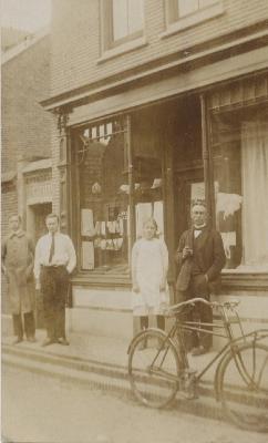 Voor de winkel met fiets