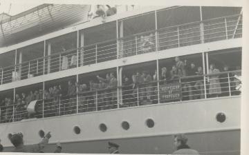 Vertrek M. S. Sibajak met emigranten naar Australië