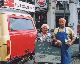 Harm en Elly voor hun winkel