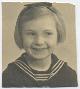 Meisje in kostschooluniform