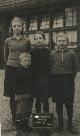 Schoolfoto van twee zusjes en twee broertjes in Musselkanaal (Groningen)