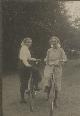 Twee bakvissen op de fiets