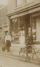 Voor de winkel met fiets
